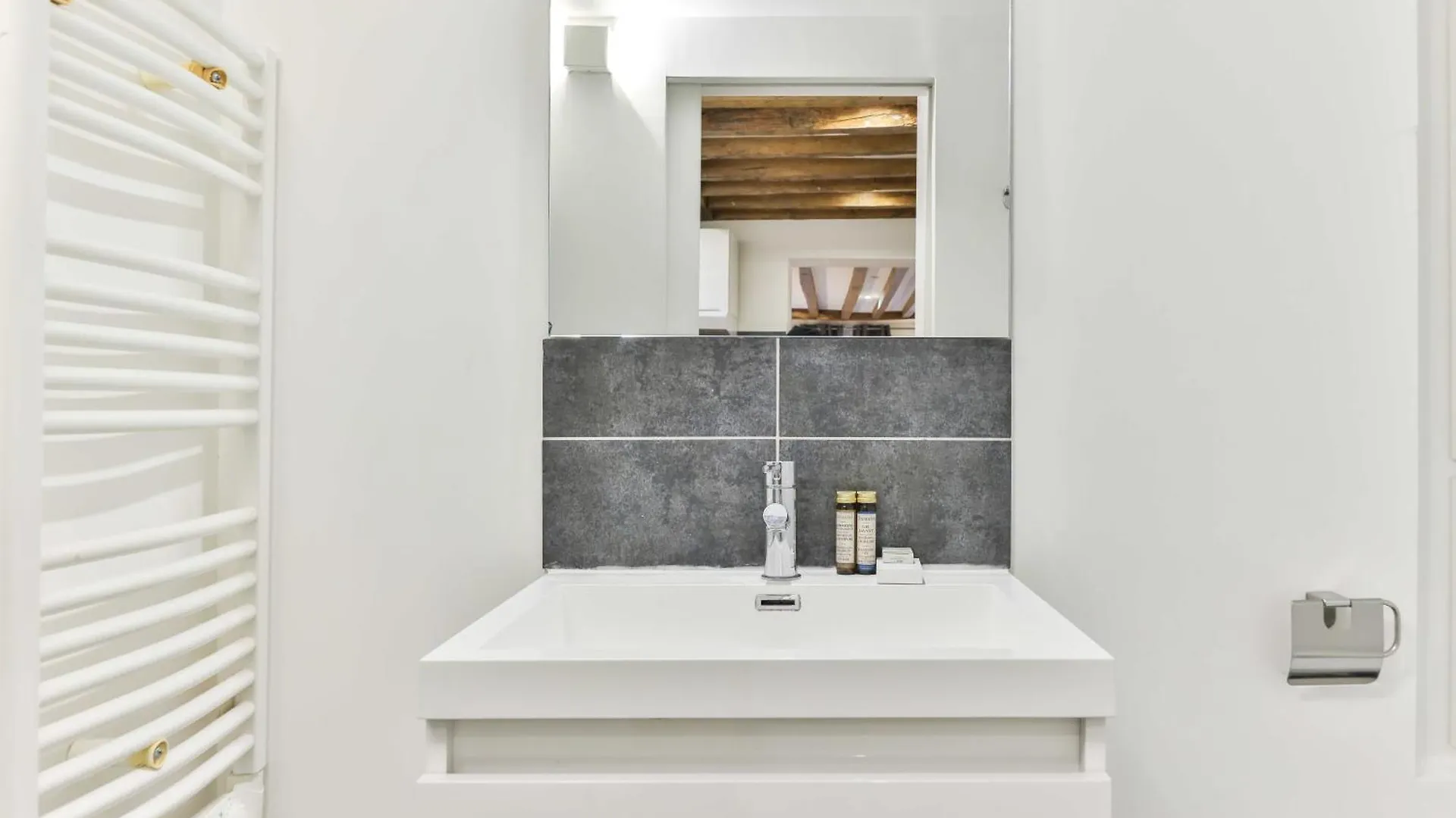 Dazzling Studio Caire Paris